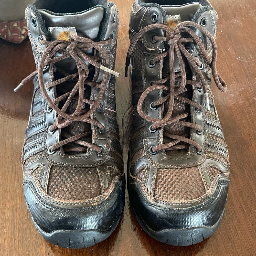 Mens Carhartt Work Boots. Size 10.5 M.            Good condition.